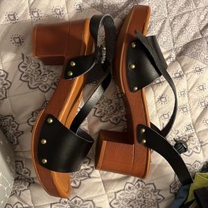 Women’s cushionaire shoes size 7 black straps -small chunky heal